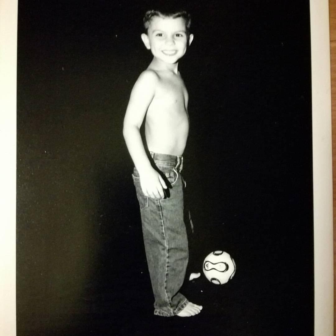 Gianluca a los 4 años con su primer balón